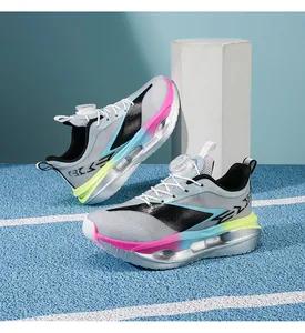 Detailansicht der Kinder-Sportschuhe mit BOA-System und lebendiger Farbverlaufsohle