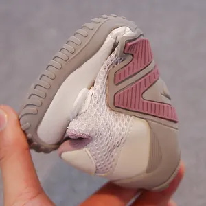 Détail montrant la semelle en caoutchouc souple des baskets en maille pour enfants