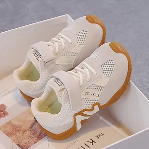 Détail de baskets en maille respirante pour garçons avec semelles en gomme et scratchs