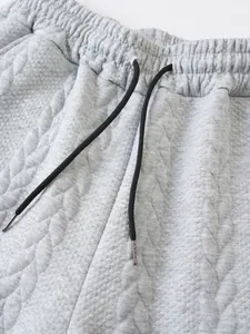 Detail der grauen Jacquard-Herrenshorts mit strukturierter Textur und Kordelzug
