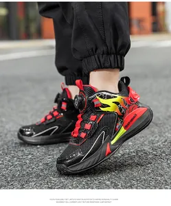 Vista dettagliata delle scarpe da basket in mesh traspirante per ragazzi con fibbia rotante