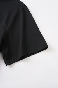 Vue macro montrant les coutures de haute qualité sur la manche d'un t-shirt noir