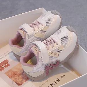 Détail de baskets de sport en mesh respirant pour garçons avec touches roses et logo CTCV KIDS