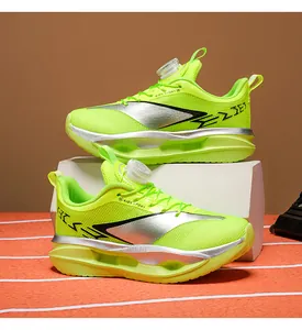 Makroansicht neon-grüner Kinder-Laufschuhe mit praktischem Drehverschluss-Schnürsystem.