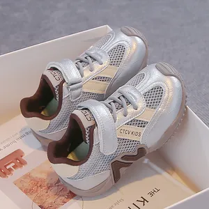 Vue détaillée de baskets en maille argentée respirante pour garçons avec Velcro.