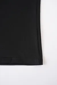 Gros plan montrant l'ourlet à double couture de haute qualité d'un t-shirt noir en coton et lin