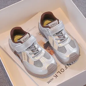 Gros plan de baskets en maille argentée respirante pour garçons, chaussures d'été.