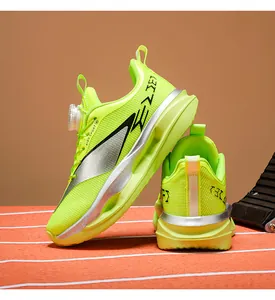 Detailaufnahme von neongrünen Kinder-Sportschuhen mit Drehverschluss-System und weicher Sohle