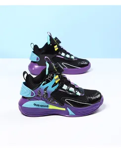 Dettaglio scarpe da basket per bambini con tomaia in mesh e sistema a manopola