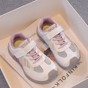 Vue détaillée de baskets en maille respirante pour garçons avec velcro en blanc