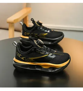 Detailaufnahme von Jungen-Laufschuhen mit goldenen Akzenten und praktischem Drehverschluss