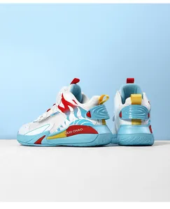Vista dettagliata laterale e posteriore di scarpe da basket per bambini in mesh