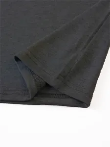 Gros plan détaillé sur les coutures et l'ourlet d'un t-shirt en lin pour hommes gris