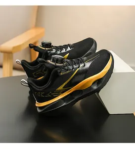 Detailansicht der schwarz-goldenen Kinderlaufschuhe mit Drehverschluss-Schnürung.