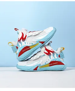 Vista dettagliata scarpe da basket per bambini con mesh traspirante e chiusura a manopola
