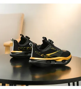 Detailansicht der schwarz-goldenen Kindersportschuhe mit Drehverschluss-System