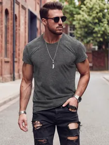 Vue détaillée du t-shirt en lin gris respirant pour hommes dans un cadre urbain