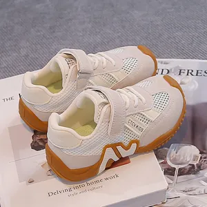 Gros plan de baskets en maille respirante beige pour garçons avec semelles antidérapantes