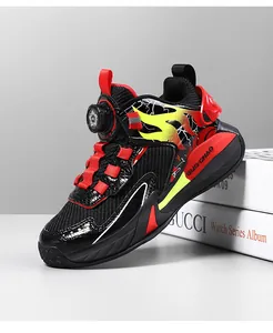 Primo piano di scarpe da basket traspiranti per bambini con lacci a rotella rosso e nero