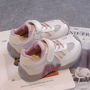 Détail rapproché de baskets en maille pour garçons avec tissu respirant et semelle épaisse