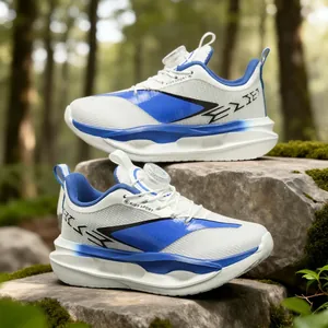 Professionelle blau-weiße Kinder-Laufschuhe mit Drehverschluss-System auf Waldsteinen