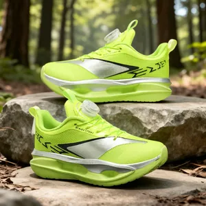 Auffällige neongrüne Kinder-Laufschuhe mit Drehverschluss und silbernen Akzenten im Wald.