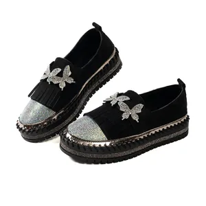 Elegante schwarze Plateau-Loafer mit Strass-Schmetterling und Quastendetails