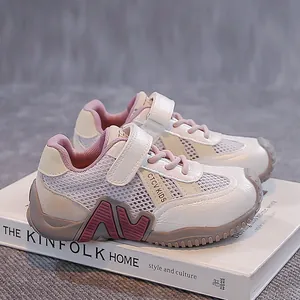 Baskets en maille blanche respirantes pour garçons avec accents roses et semelles solides