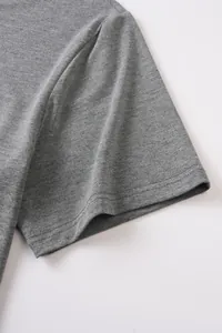 Détail de la manche d'un t-shirt gris en coton et lin montrant la texture du tissu