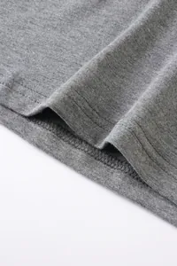 Détail rapproché de l'ourlet à double surpiqûre d'un t-shirt gris en coton et lin pour homme.