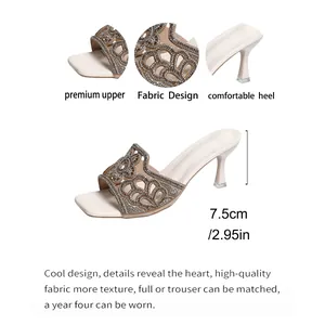 Vue détaillée des mules à strass avec talon de 7,5 cm et design en tissu de haute qualité