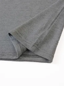 Gros plan macro d'un tissu gris en mélange lin-coton avec ourlet à double surpiqûre.