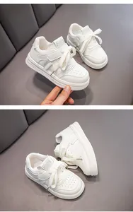 Detailansicht weißer Kinder-Sneaker mit Klettverschluss und Schnürung