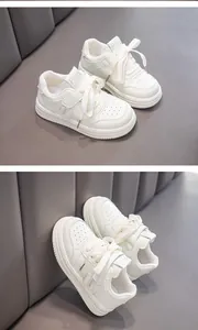 Detailansicht weißer leichter Kindersneaker mit praktischem Klettverschluss