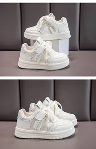 Detailansicht weißer Kinder-Sneaker aus Leder mit Klettverschluss und Schnürung