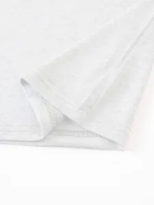 Détail du tissu respirant en coton et lin et couture de l'ourlet sur un t-shirt gris