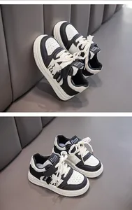 Trendige Kinder-Sneaker in Schwarz und Weiß mit Klettverschluss für Alltag und Sport.