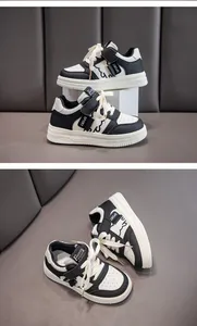 Stilvolle schwarz-weiße Kindersneaker mit bequemer und leichter Skateschuh-Konstruktion