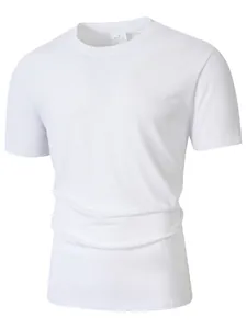 Vue rapprochée d'un t-shirt blanc à manches courtes en coton et lin respirant de qualité