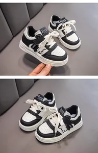 Makroansicht von schwarz-weißen Leder-Sneakern für Kinder mit Klettverschluss-Design