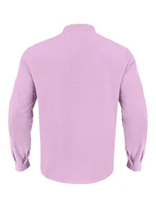 Vista posteriore dettagliata della camicia Henley in lino casual da uomo, lilla