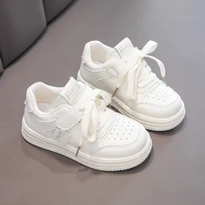 Stylische, ganz weiße, leichte Kindersneaker für Sport und Schule im Alltag
