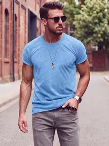 Gros plan d'un t-shirt en coton et lin bleu clair pour homme, texture aérée.