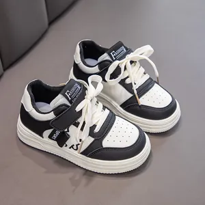 Modische schwarz-weiße Kinder-Sneaker mit Klettverschluss für aktive Jungen und Mädchen
