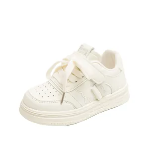 Klassische weiße Kindersportschuhe mit Klettverschluss und atmungsaktivem Design