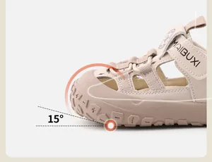 Primer plano de sandalia para bebé con puntera protectora con curva de 15 grados