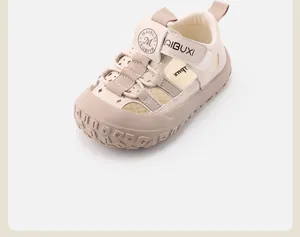 Primer plano de sandalias beige de exterior para bebé con punta cerrada de goma