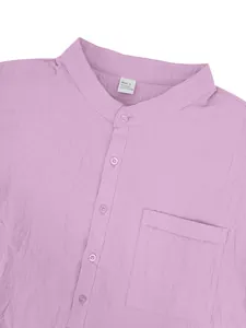 Dettaglio di una maglia Henley da uomo in lino lavanda con bottoni ed etichetta interna