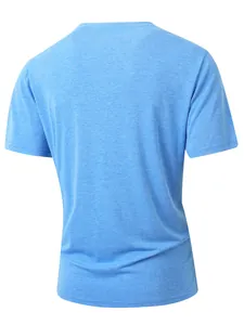 Vue arrière d'un t-shirt à manches courtes pour homme en coton et lin bleu clair