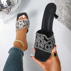 Mules à talons hauts noires à la mode avec motifs floraux en strass et bout carré élégant